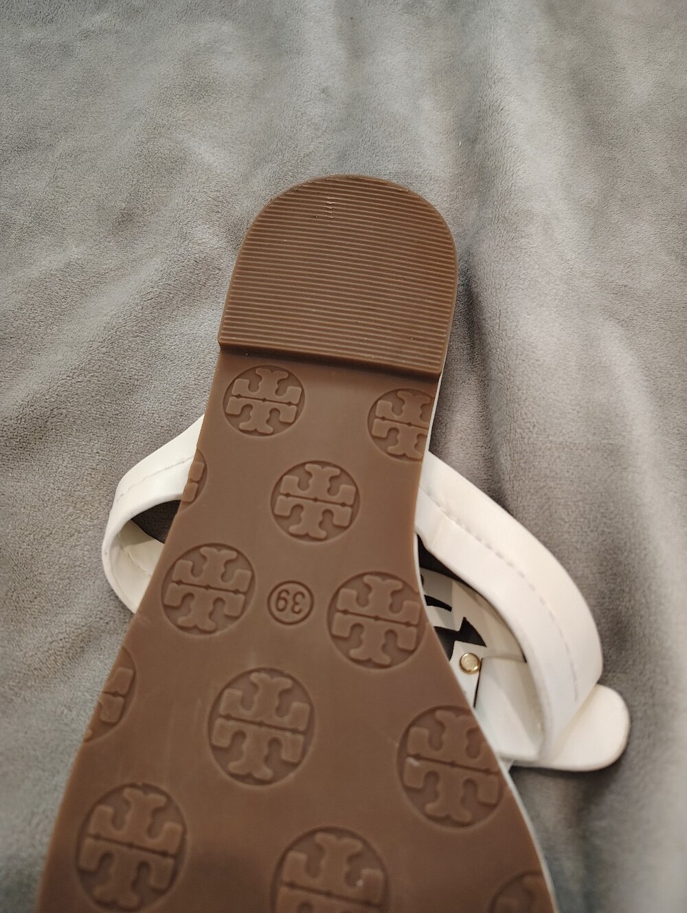 Tory Burch White Leather Thong Sandals with Gold Logo Medallion - Picture 5 of 7